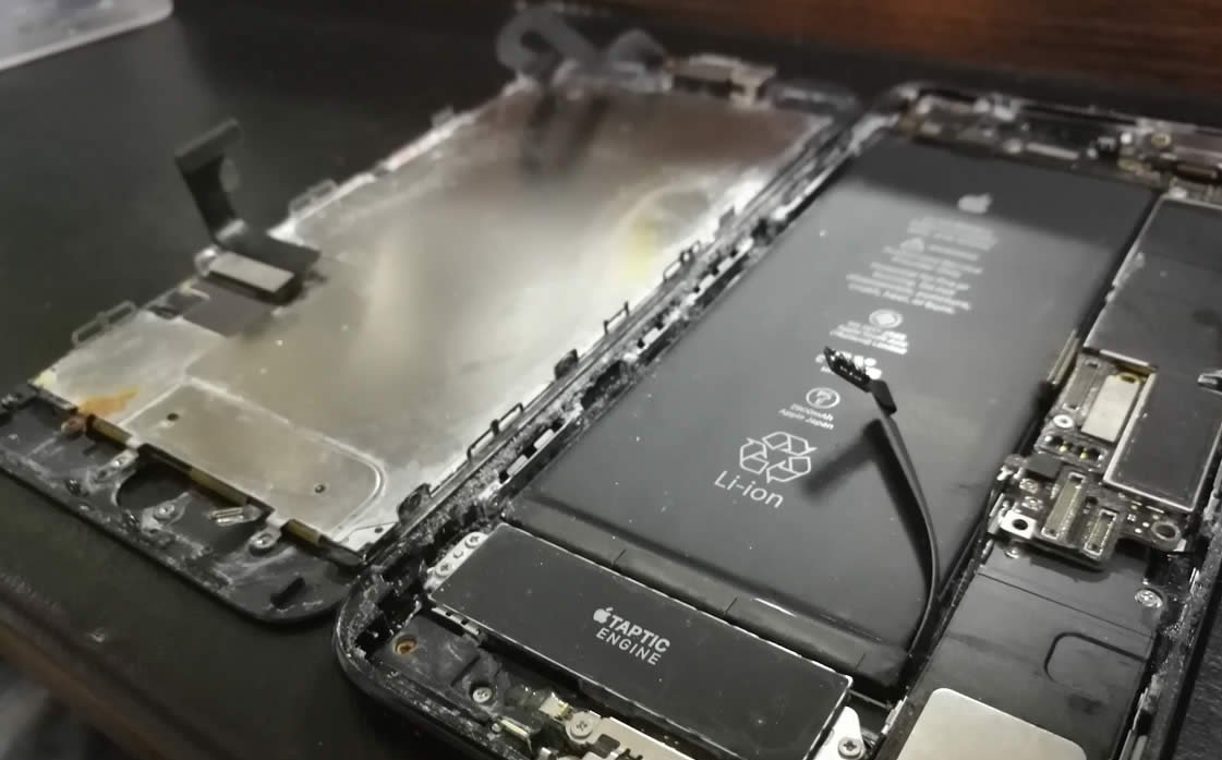 Mi a teendő ázott készülékek esetén? Az iCentrum elmondja!