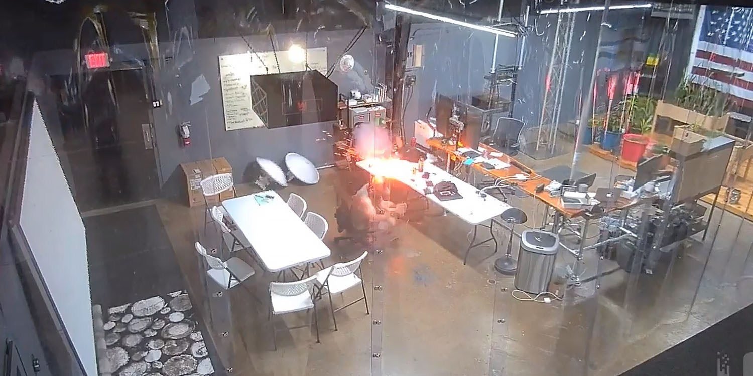 Itt az újabb bizonyíték, miért nem szabad otthon bütykölni a tönkrement akkumulátorú Apple-termékeket