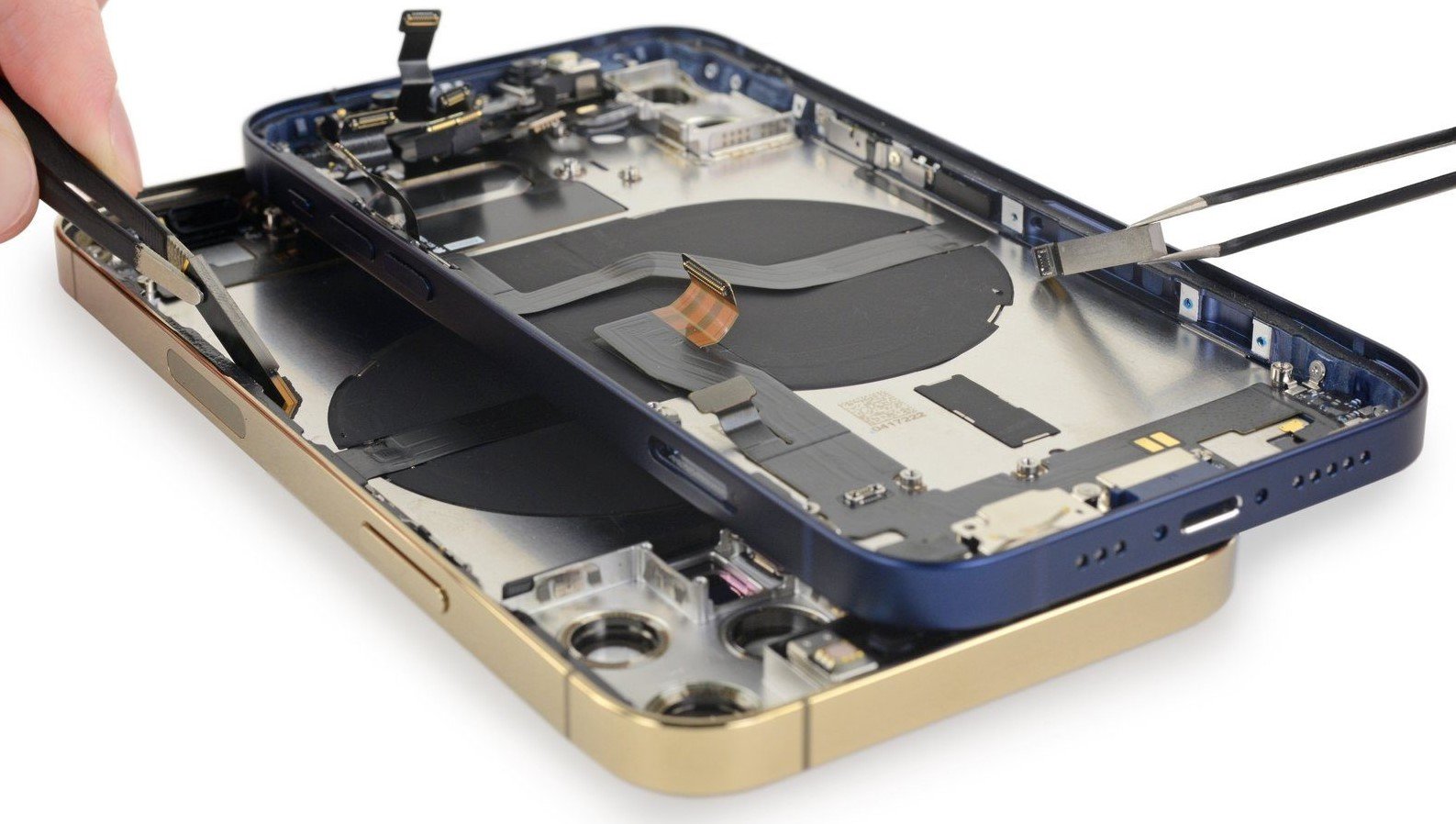 Remek szerelhetőséget és érdekes részleteket tárt fel az iPhone 12-k darabokra bontása